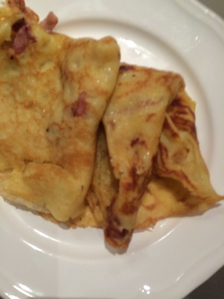 Gluten- og laktosefrie enkle frokostpannekaker med bacon