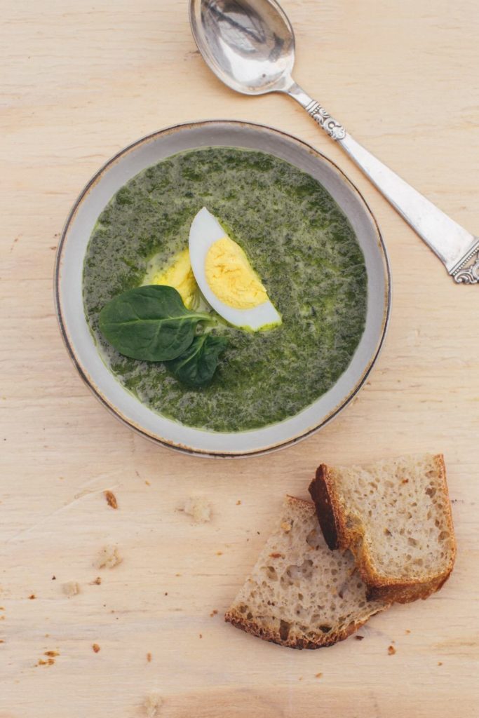 lavFODMAP spinatsuppe og surdeigsbrød med 100% spelt