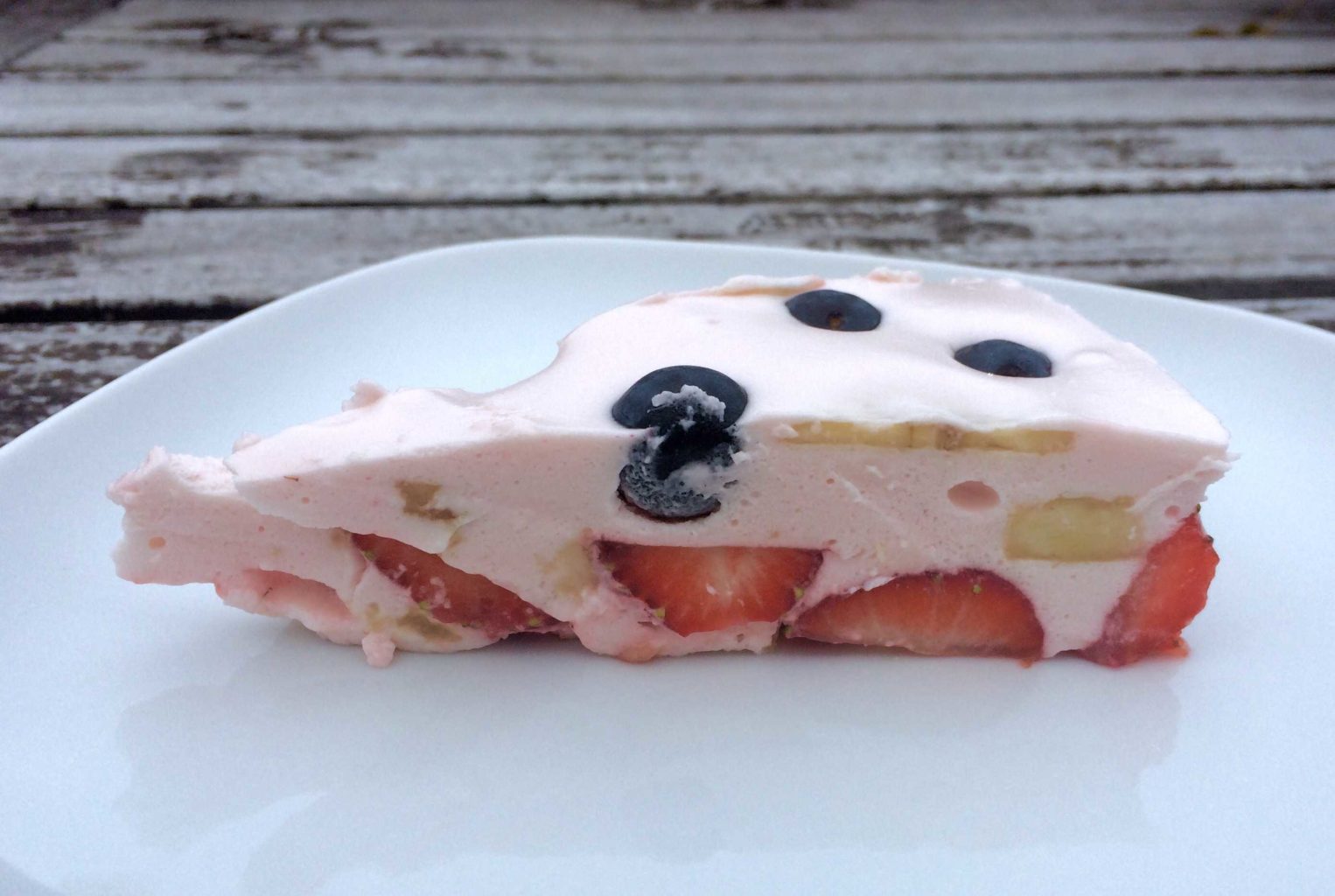 Fromasjkake med yoghurt, frukt og bær (laktosefri, glutenfri)