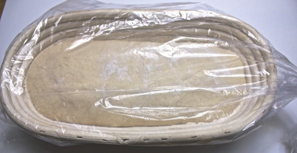 Surdeigsbrød av spelt Surdeigsbrød av spelt Speltsurdeig lav fodmap brød i hevekurv m plast