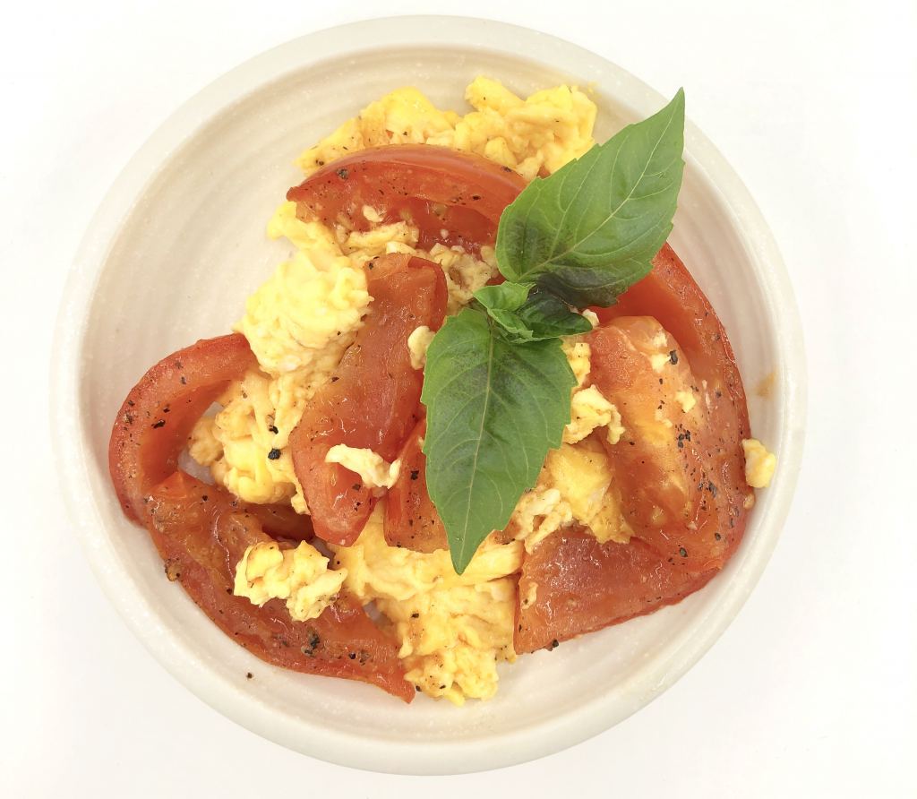 Eggerøre og tomat