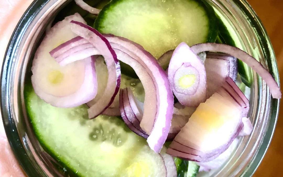 Syltet agurk og rødløk