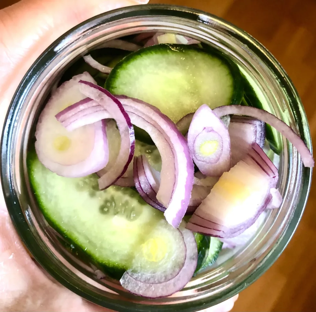Syltet agurk og rødløk